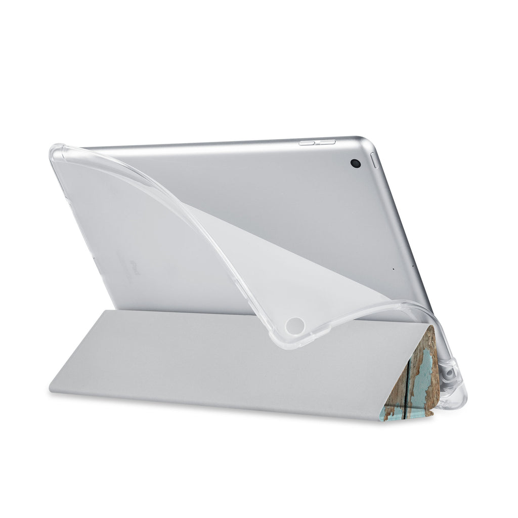 Balance iPad SeeThru Casd with Wood Design has a soft edge-to-edge liner that guards your iPad against scratches.